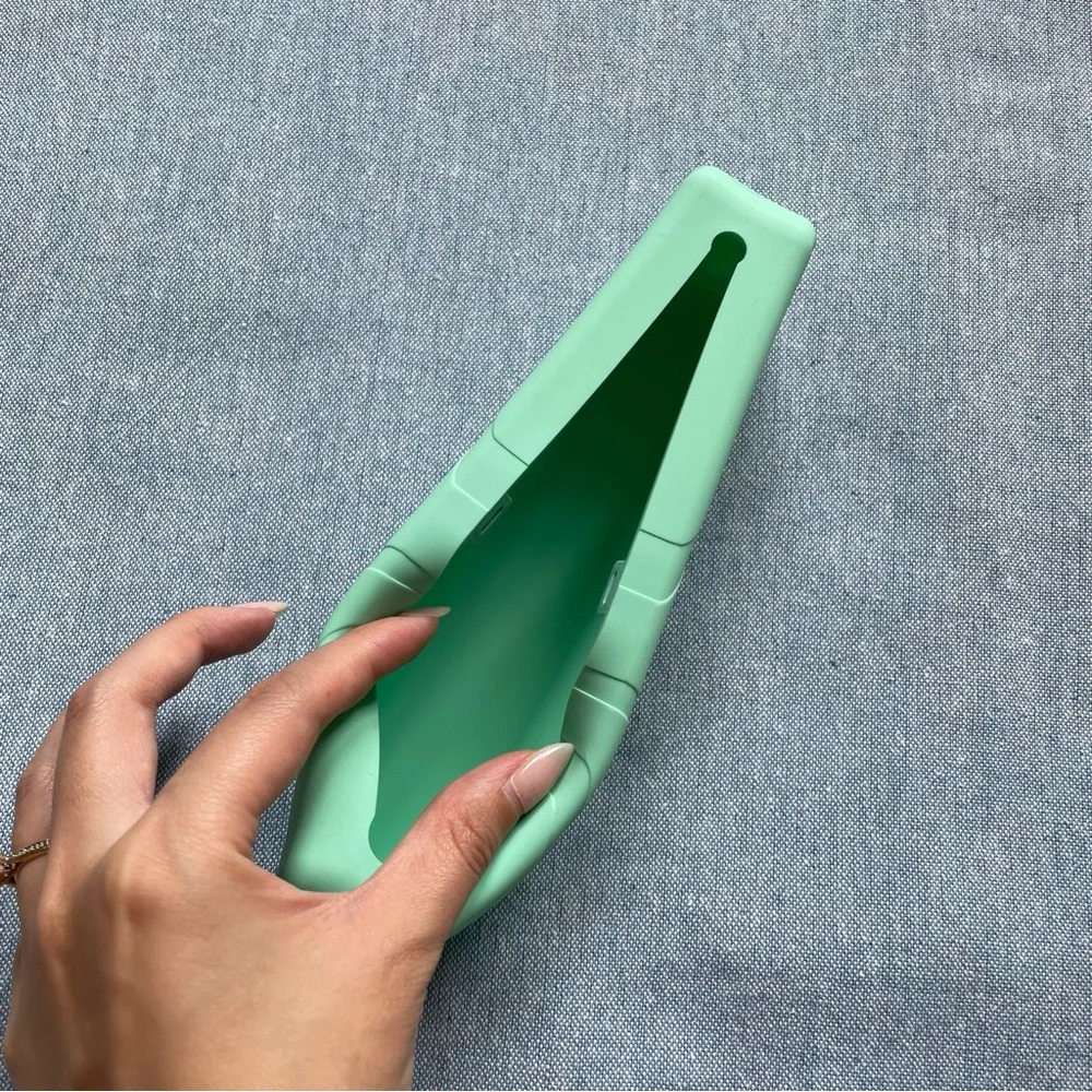 Makeup Brush Holder with Magnetic Closure